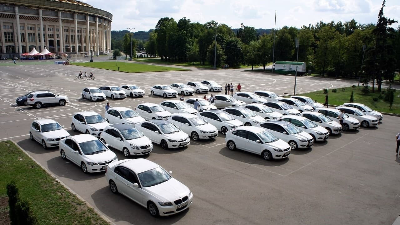 В Туркменистане запрещают любые автомобили, кроме тех, которые выкрашены в белый цвет