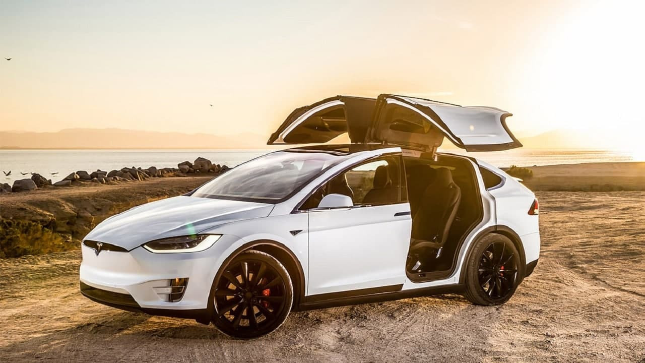 Компания Tesla объявила о старте отзывной кампании Model X