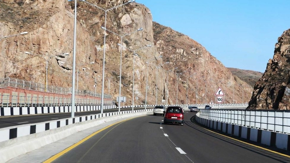 Казахстанских водителей просят сообщать о повреждениях на дорогах