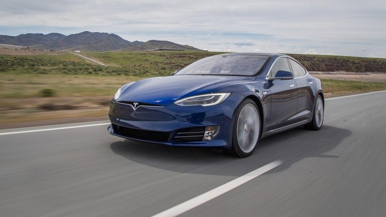 В Канаде Tesla на автопилоте убегала от полиции. Водитель спал