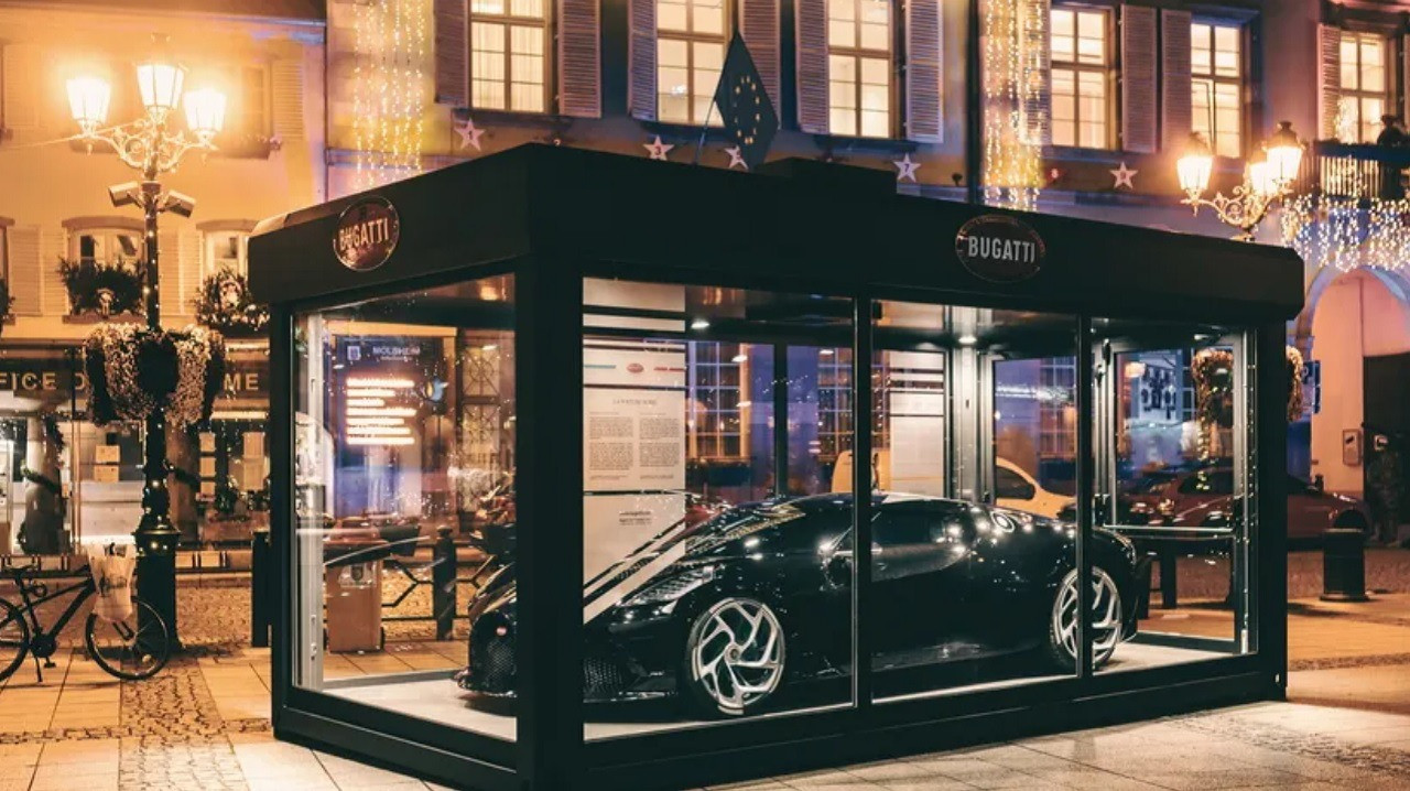 Из гиперкара Bugatti сделали самое дорогое рождественское украшение