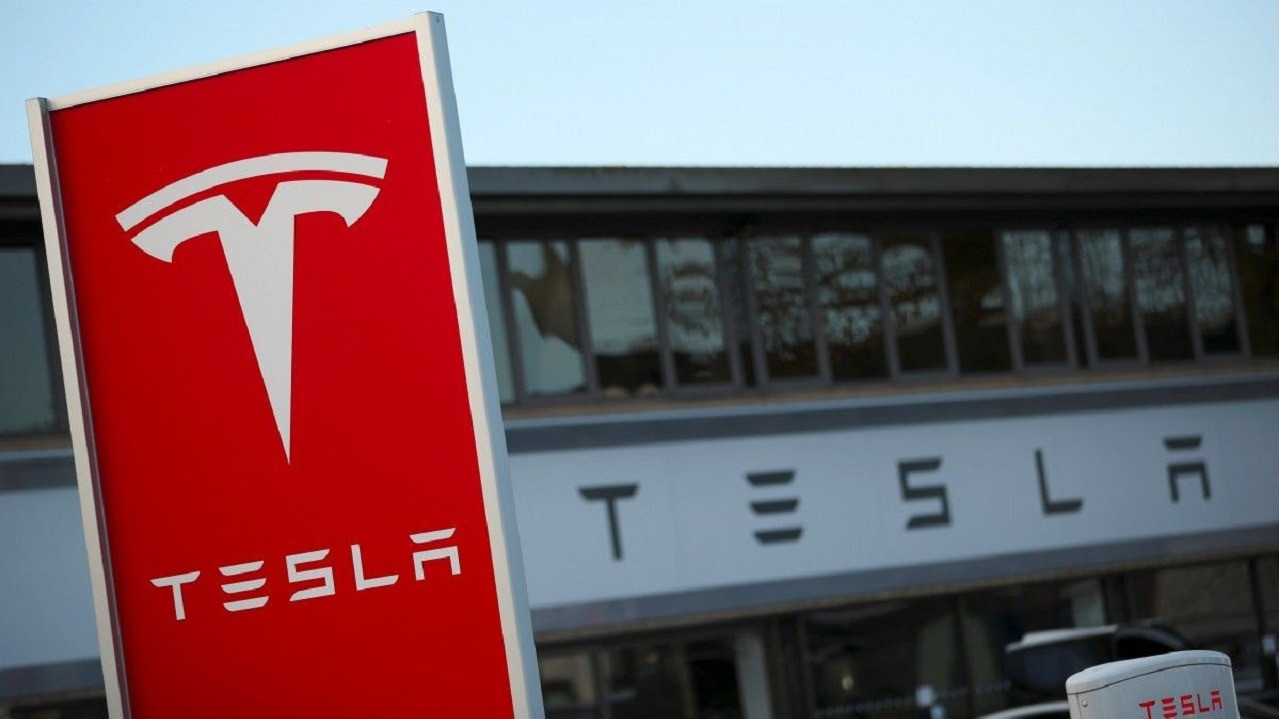 Tesla пообещала выпустить дешевые электромобили