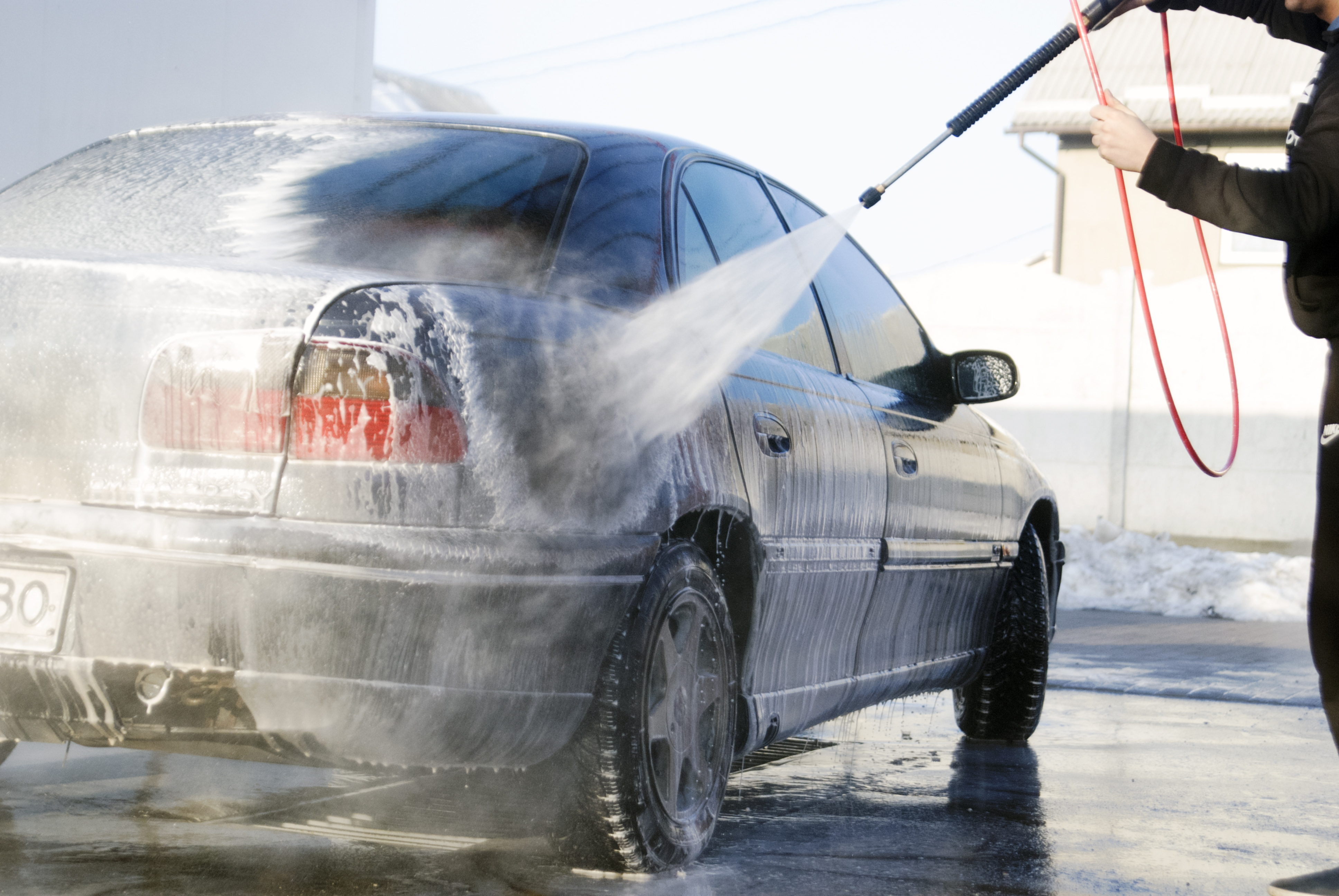 Автомобили после воды. Мойка автомобиля. Мытье машины. Помывка автомобиля. Автомобиль автомойка.